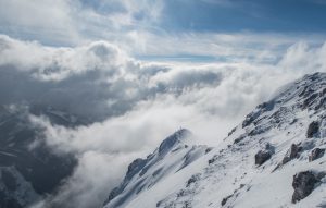 Auf dem Gipfelgrat über den Wolken