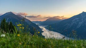 Warten auf den Sonnenaufgang über dem Achensee auf dem Zwölferkopf.