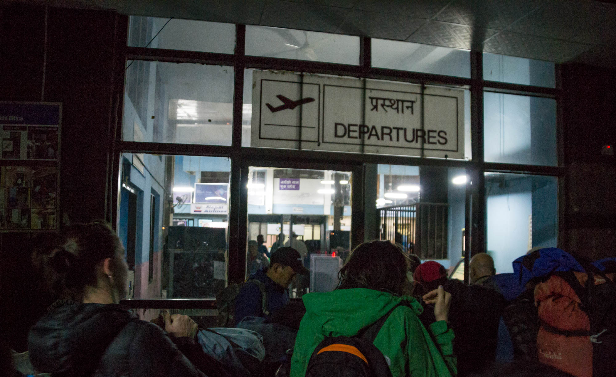 Viele Touristen, wenig Überblick: Die Abflughalle in Kathmandu muss man erst mal finden.